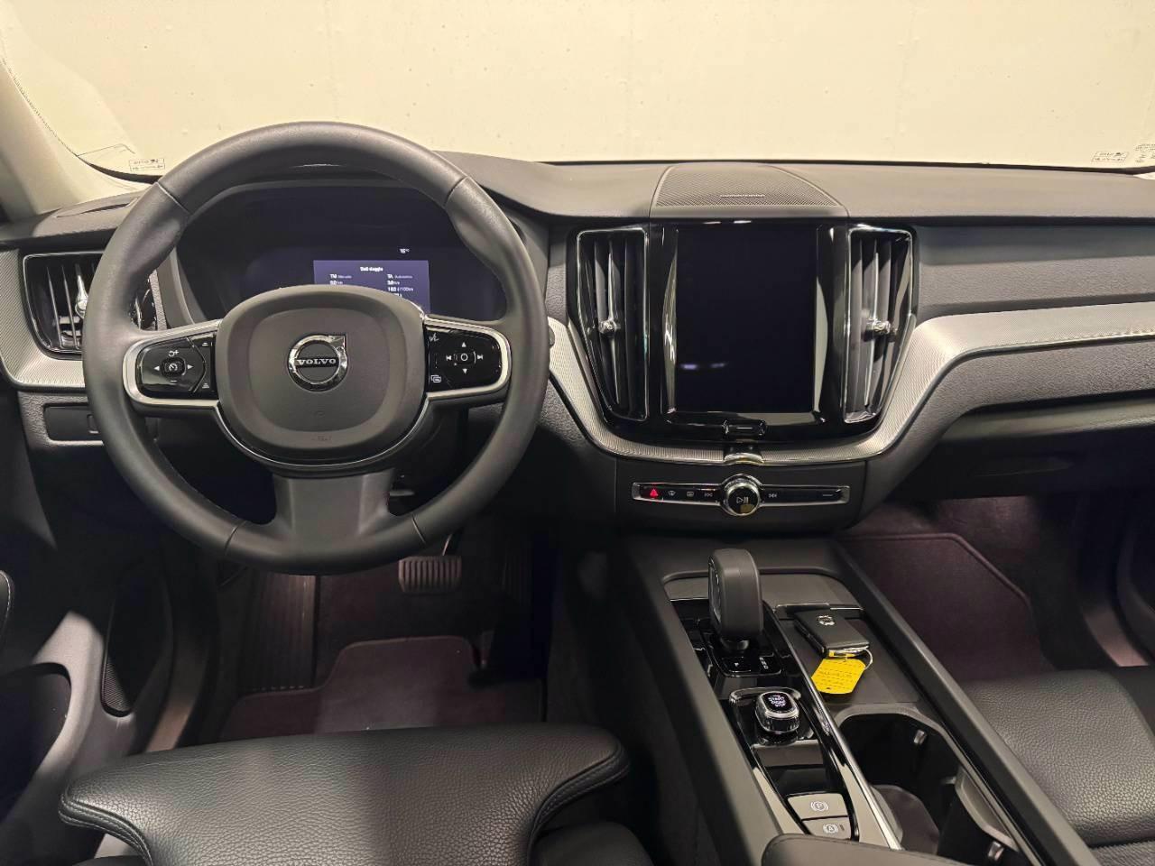 VOLVO XC60 B4 PLUS DARK AUTO