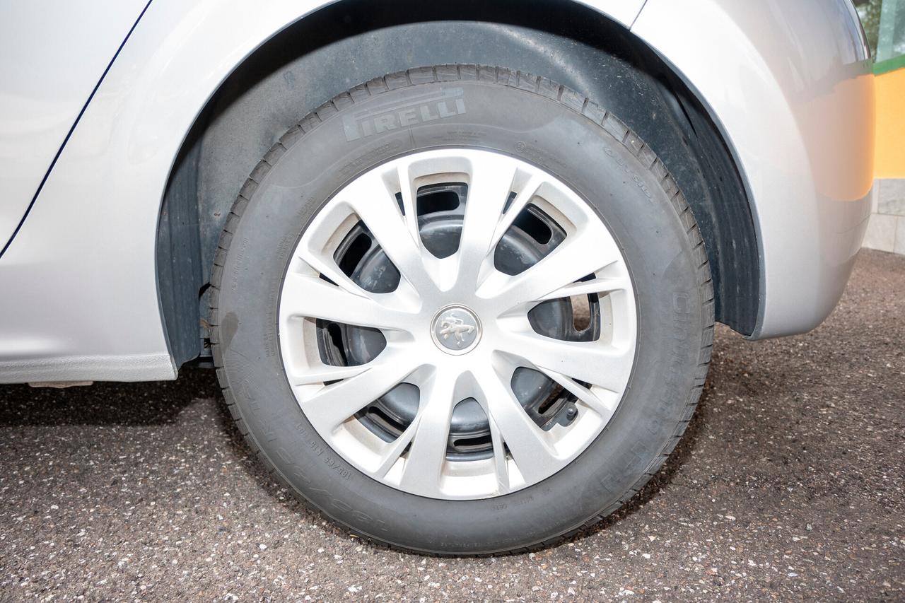 Peugeot 208 1.4 HDi 68 CV - NEOPATENTATI