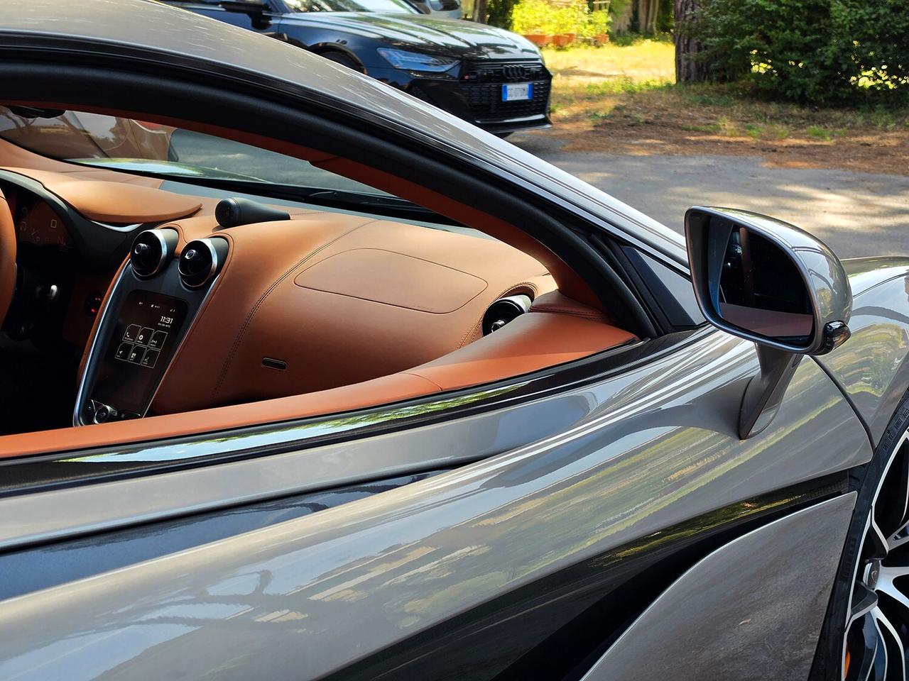 Mclaren 570S Coupe V8 3.8 570CV LUXURY PACK _ SERVICE BOOK COMPLETO MCLAREN UFFICIALE _ CERCHI 19" MSO (€8000) _ LIFT