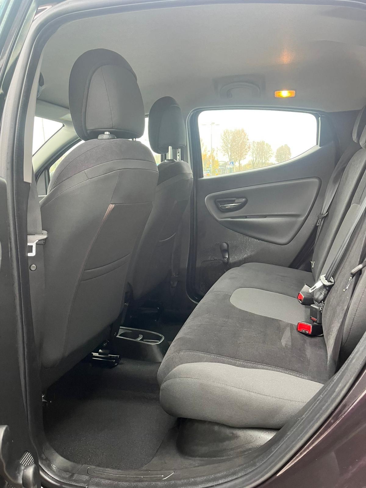 Lancia Ypsilon 1.3 MJT 75 CV Neopatentati