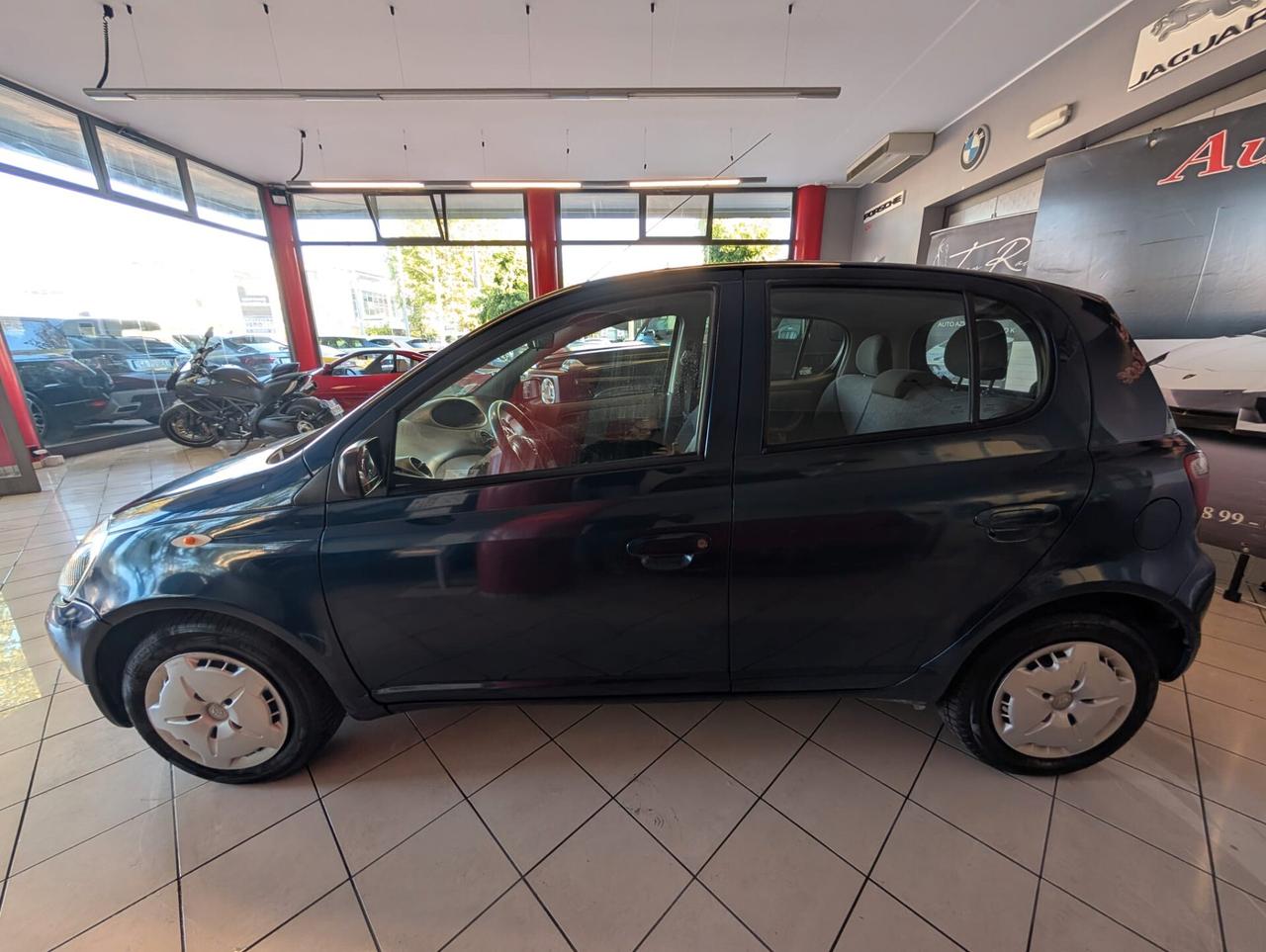 Toyota Yaris 1.0i 16V cat 5 porte Sol