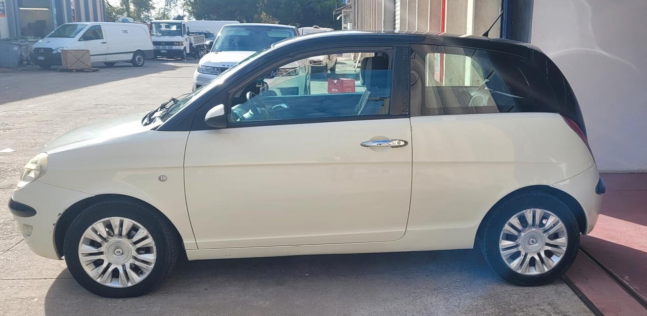 Lancia Ypsilon 1.2 Momo Design