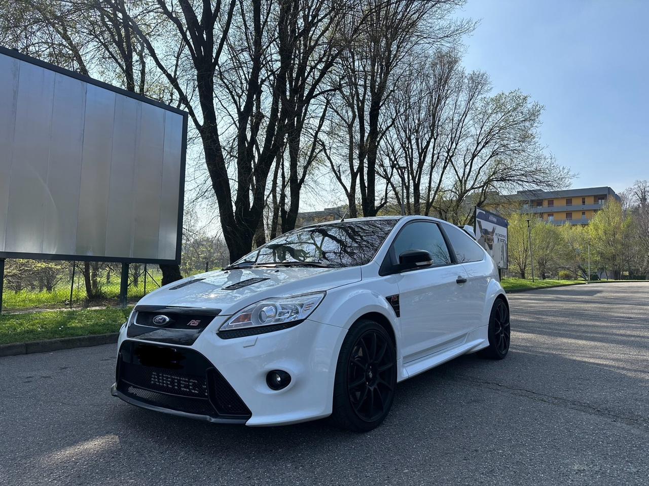 Ford Focus 2.5T RS white edition