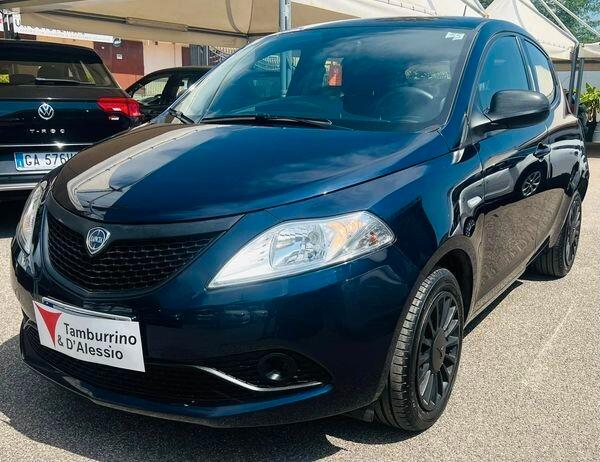 Lancia Ypsilon 1.0 FireFly 5 porte S&S Hybrid Ecochic Silver