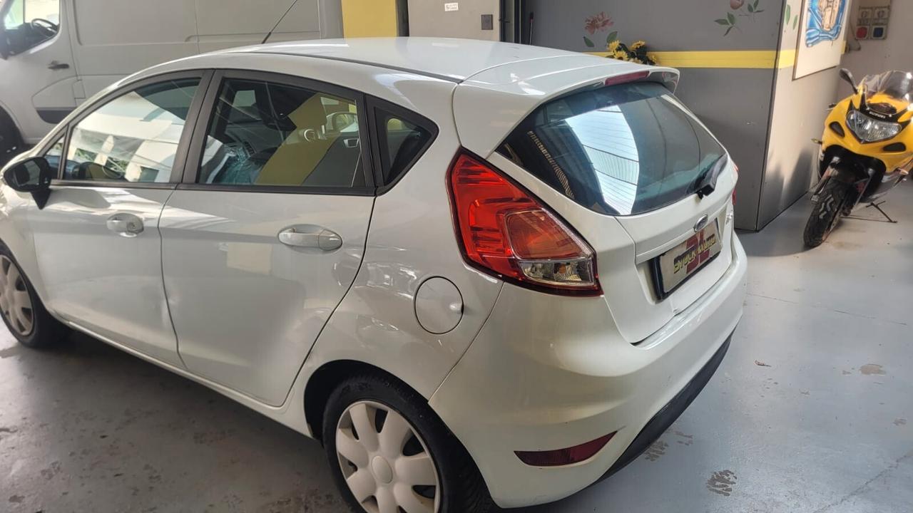 Ford Fiesta 1.5 TDCi 95CV AUTOCARRO CON I POSTI