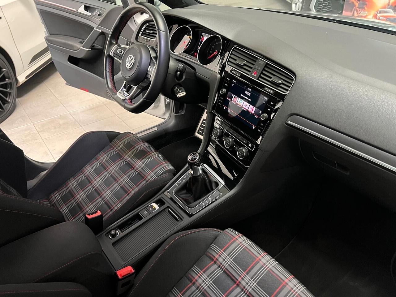 Volkswagen Golf GTI Performance 2.0 TSI 230CV