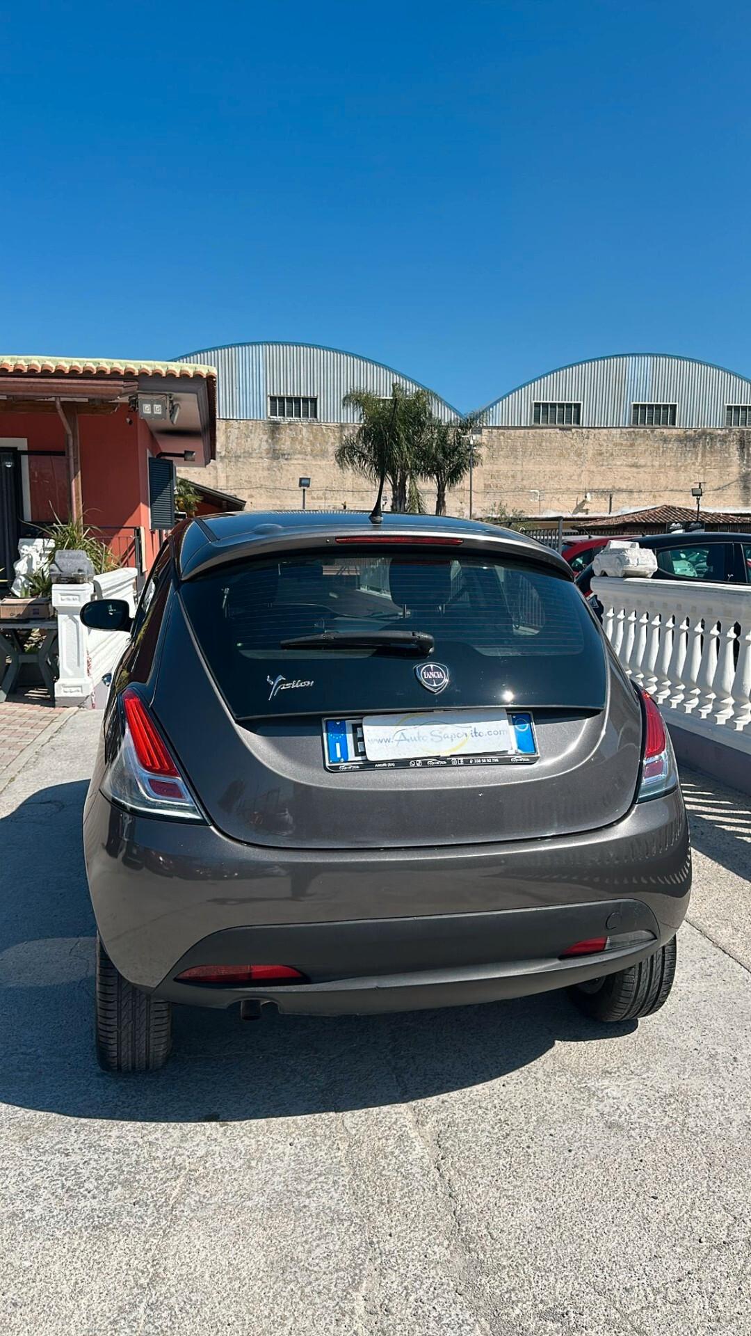 Lancia Ypsilon 0.9 TwinAir 85 CV 5 porte Metano Ecochic Silver