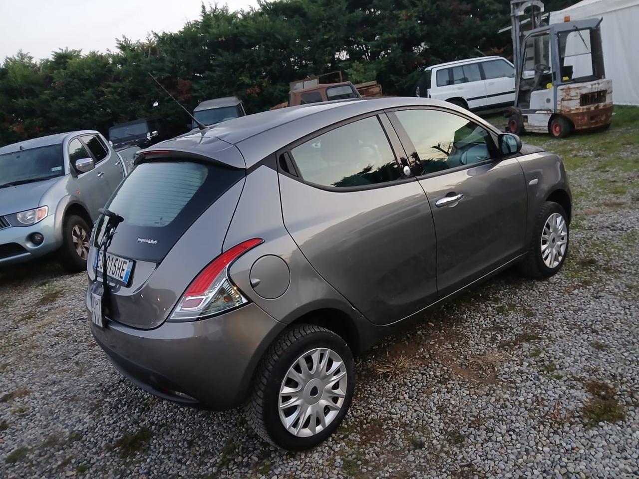 Lancia Ypsilon 0.9 TwinAir 85 CV 5 porte Metano Ecochic Silver