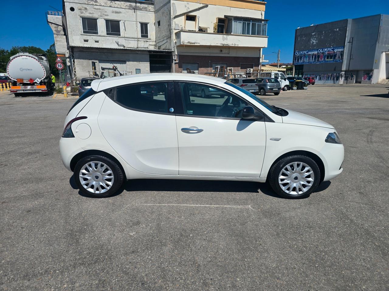 Lancia Ypsilon 1.2 69 CV 5 porte GPL Ecochic Silver