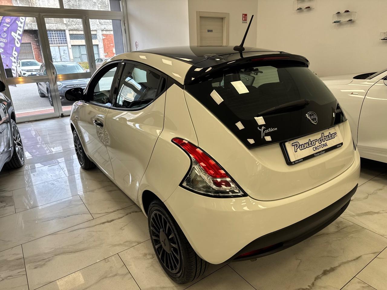 Lancia Ypsilon 1.0 FireFly 5 porte S&S Hybrid Ecochic Silver
