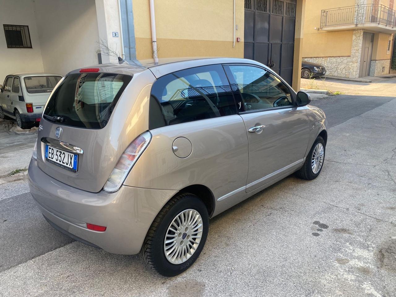 Lancia Ypsilon 1.3 MJT 75 CV cambio automatico