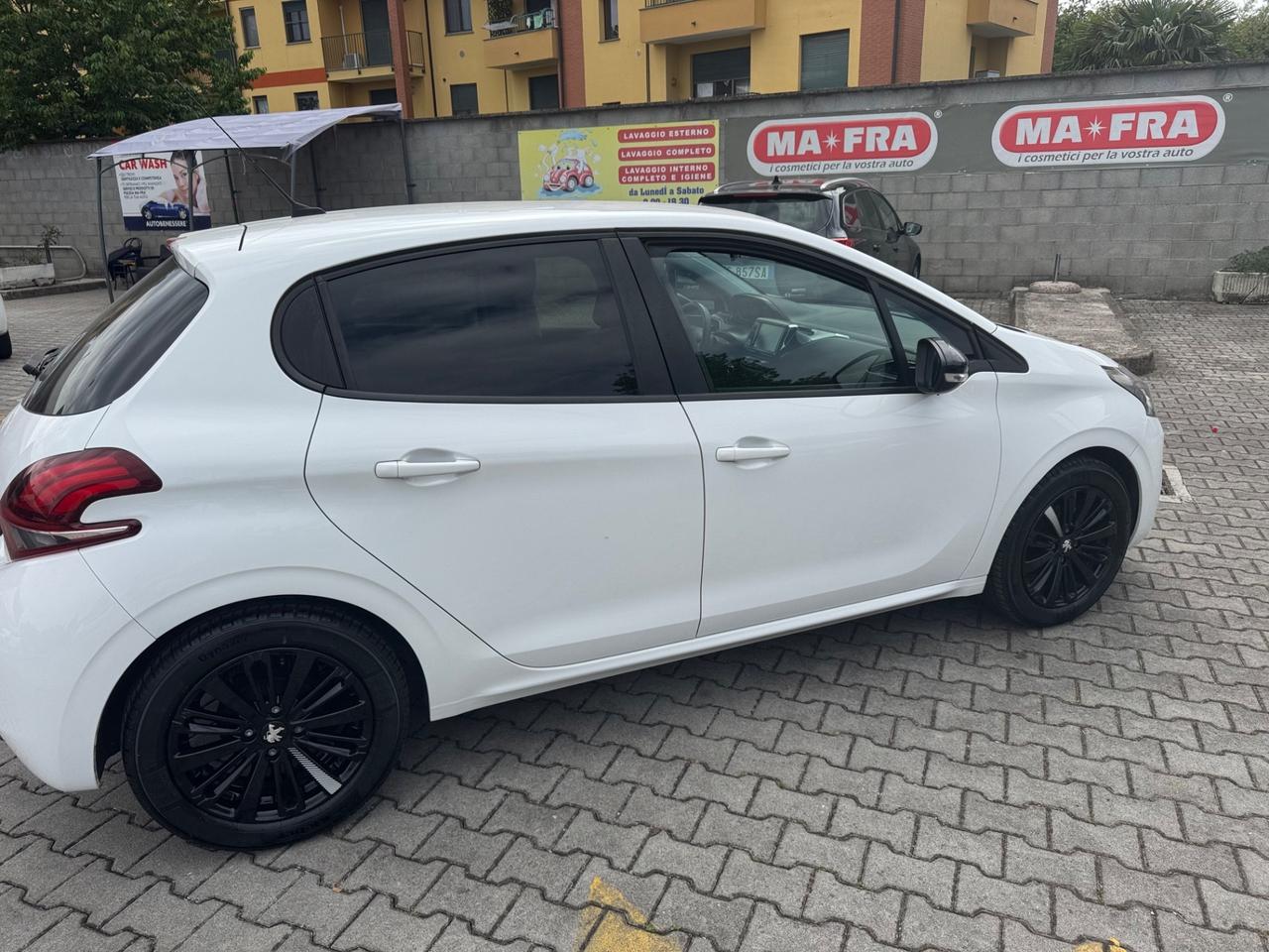 Peugeot 208 PureTech 82 5 porte neopatentati