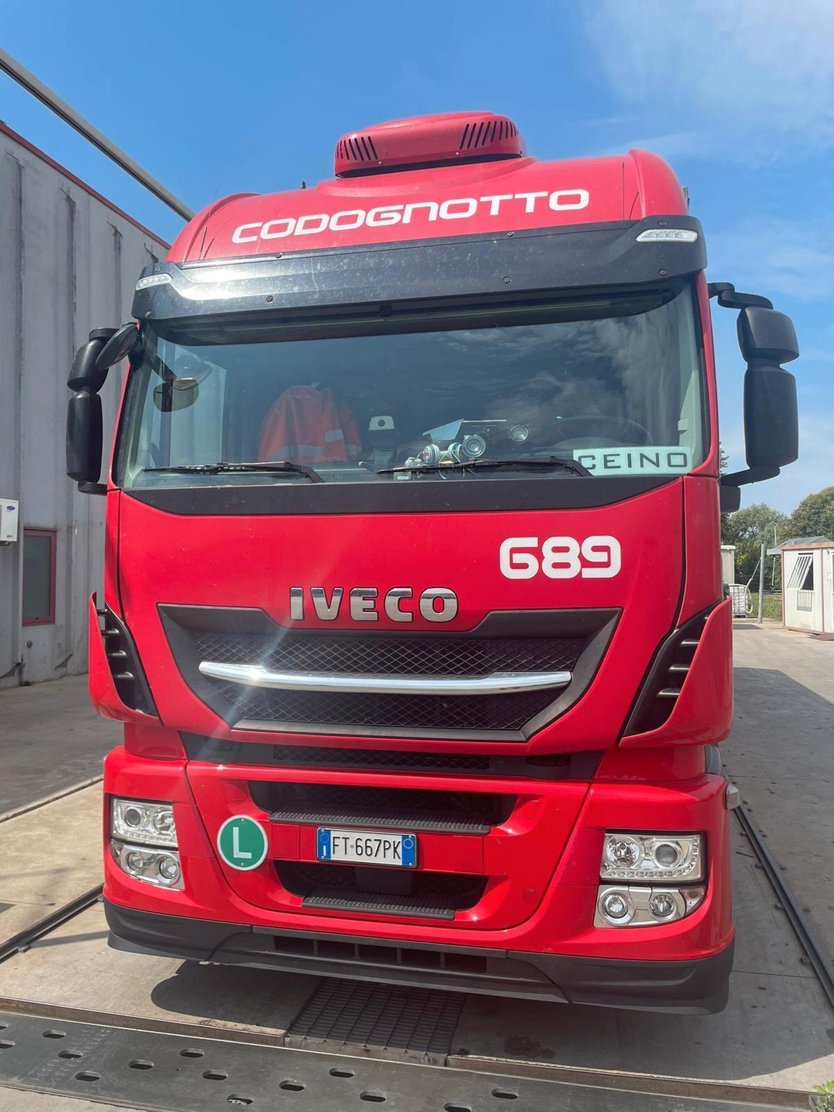 IVECO Stralis 460 LNG 6x2 centinato + Moffett M4 2.000 kg