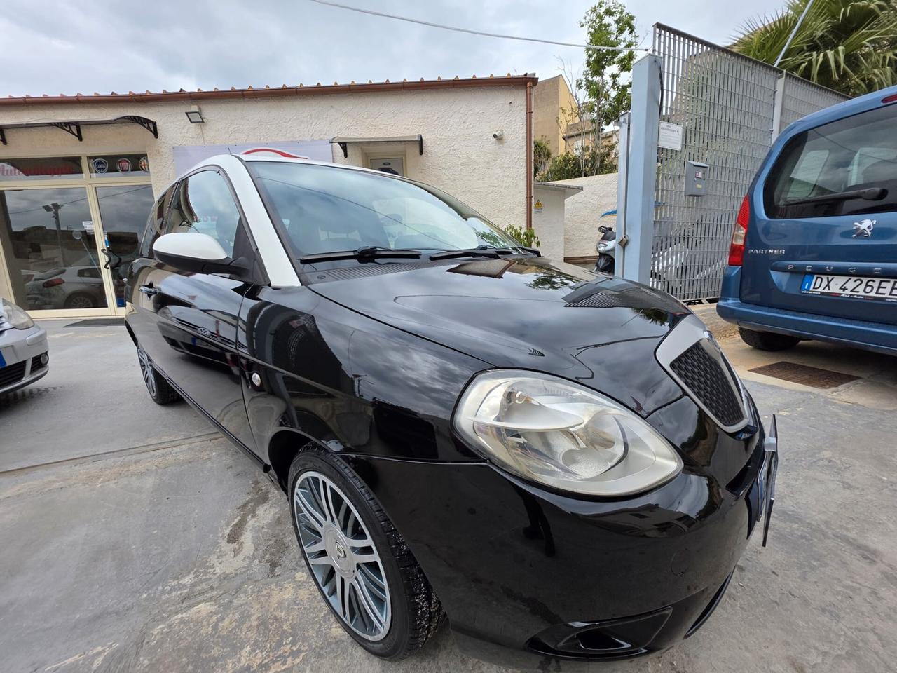 Lancia Ypsilon 1.3 MJT 105 CV Sport MomoDesign