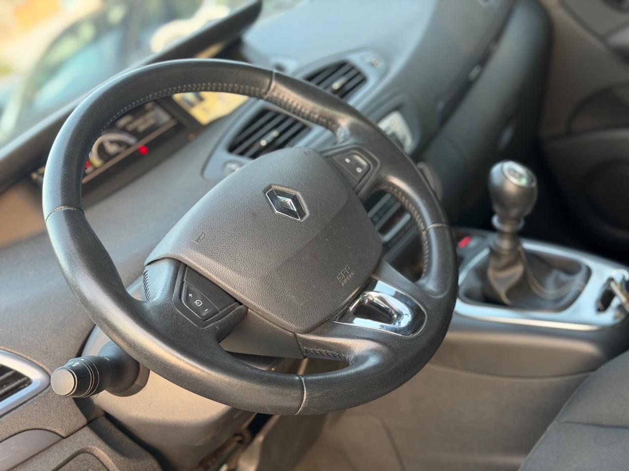 Renault SCENIC 1.5 dCi 110CV 2015 - TOM TOM