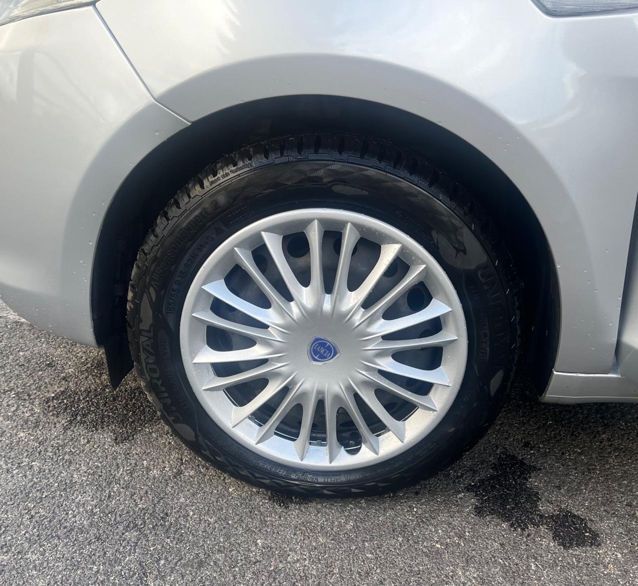 Lancia Ypsilon 1.2 69 CV5porte Silver-soloKm47500-