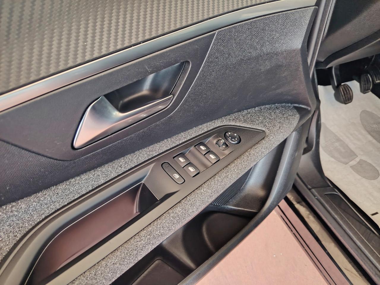 Peugeot 3008 BlueHDi 130 Business sport full opt tetto