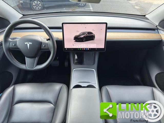 TESLA Model Y longe