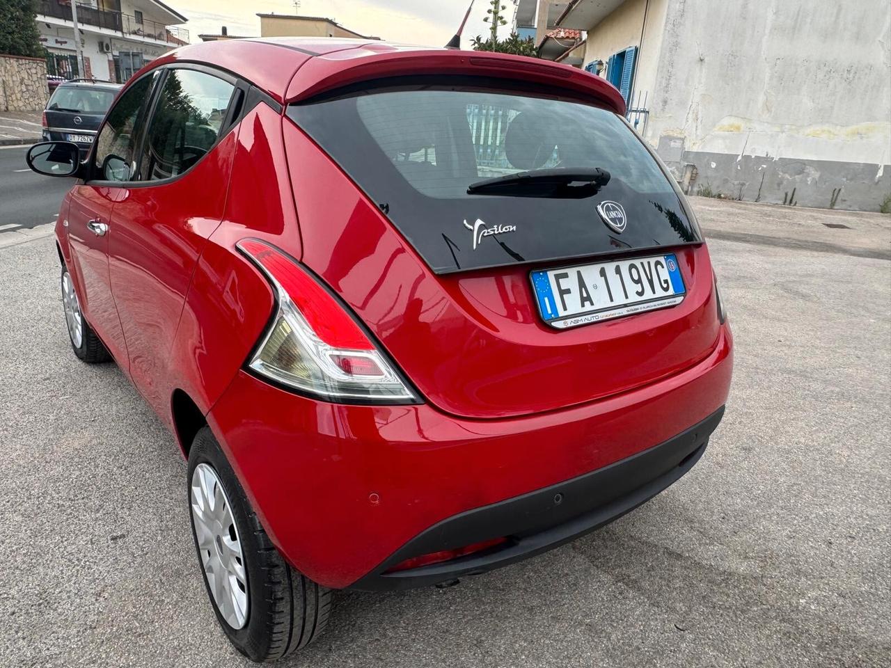 Lancia Ypsilon 0.9 TwinAir 85 CV 5 porte Metano Ecochic Silver