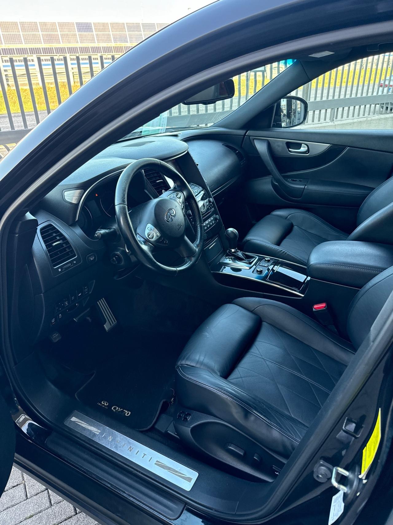 Infiniti QX70 3.0 diesel V6 AT S Design