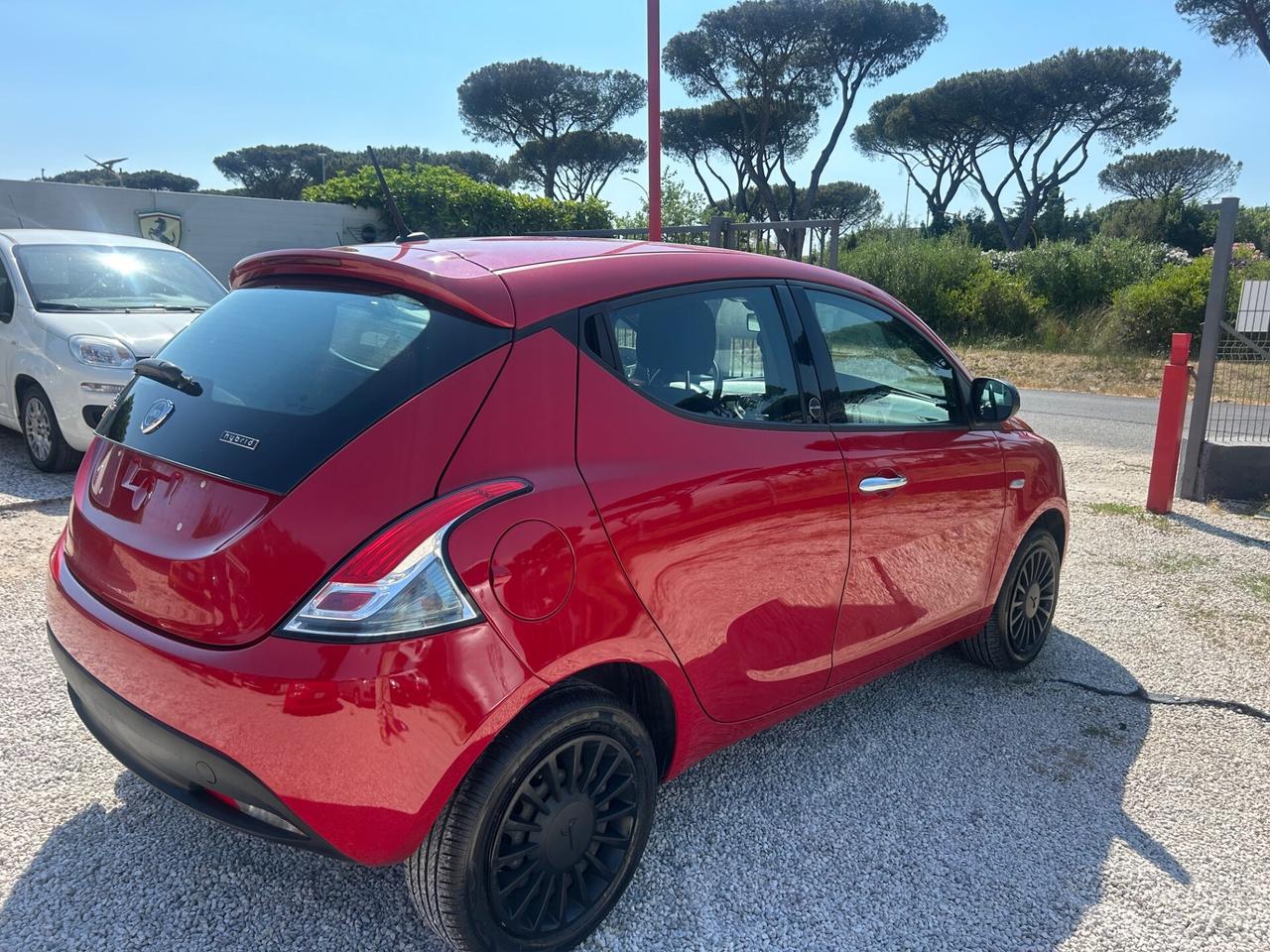 Lancia Ypsilon 1.0 FireFly 5 porte S&S Hybrid Ecochic Silver