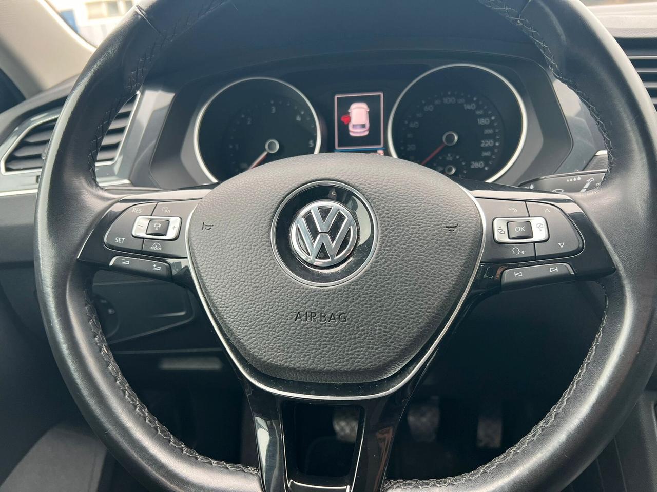 Volkswagen Tiguan 1.6 TDI SCR Sport BlueMotion R-LINE