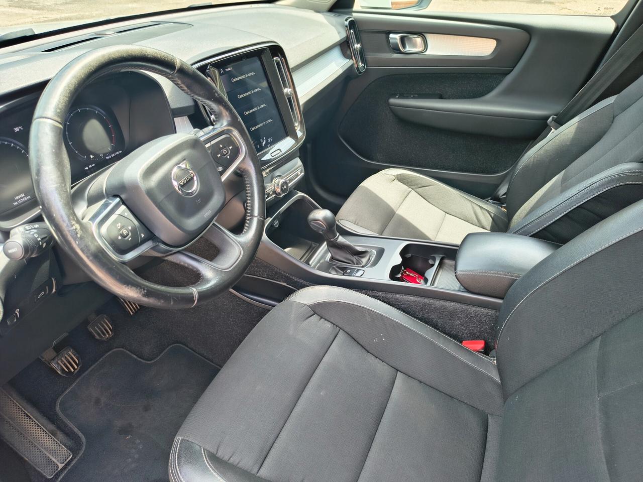 VOLVO XC40 D3 MOMENTUM "MAI VISTA UNA SIMILE"