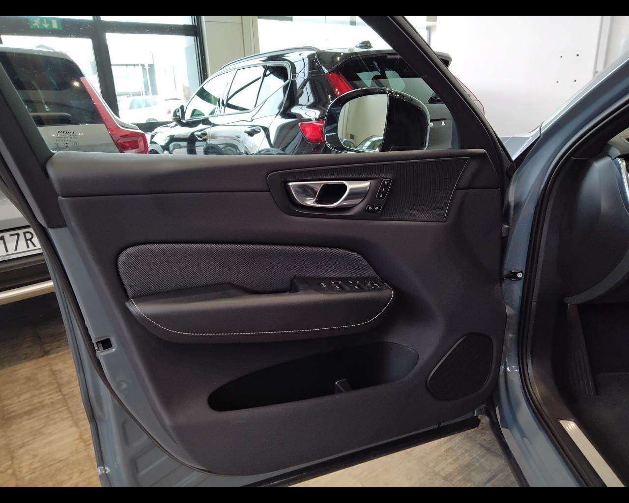 VOLVO XC60 II 2022 - XC60 2.0 b4 Plus Dark auto