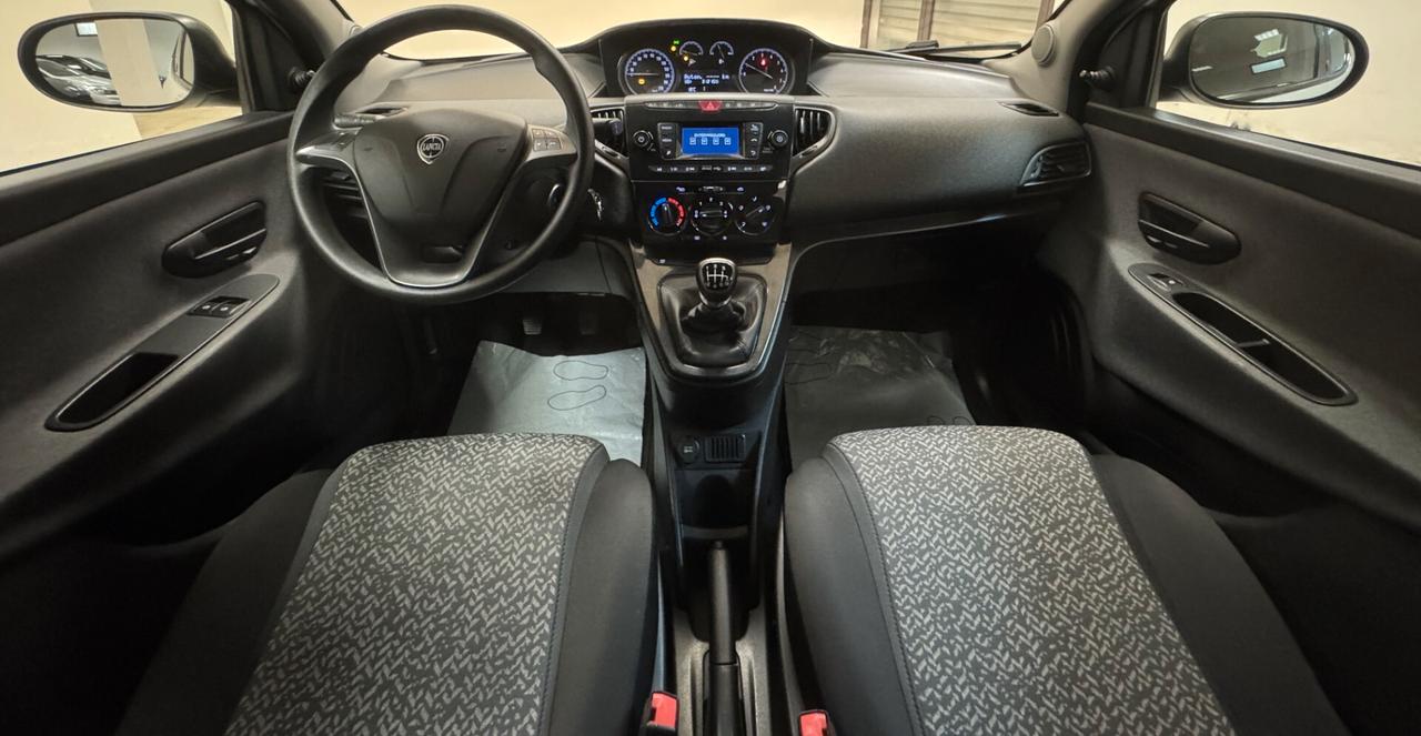 Lancia Ypsilon 1.0 FireFly 5 porte S&S Hybrid Ecochic Silver
