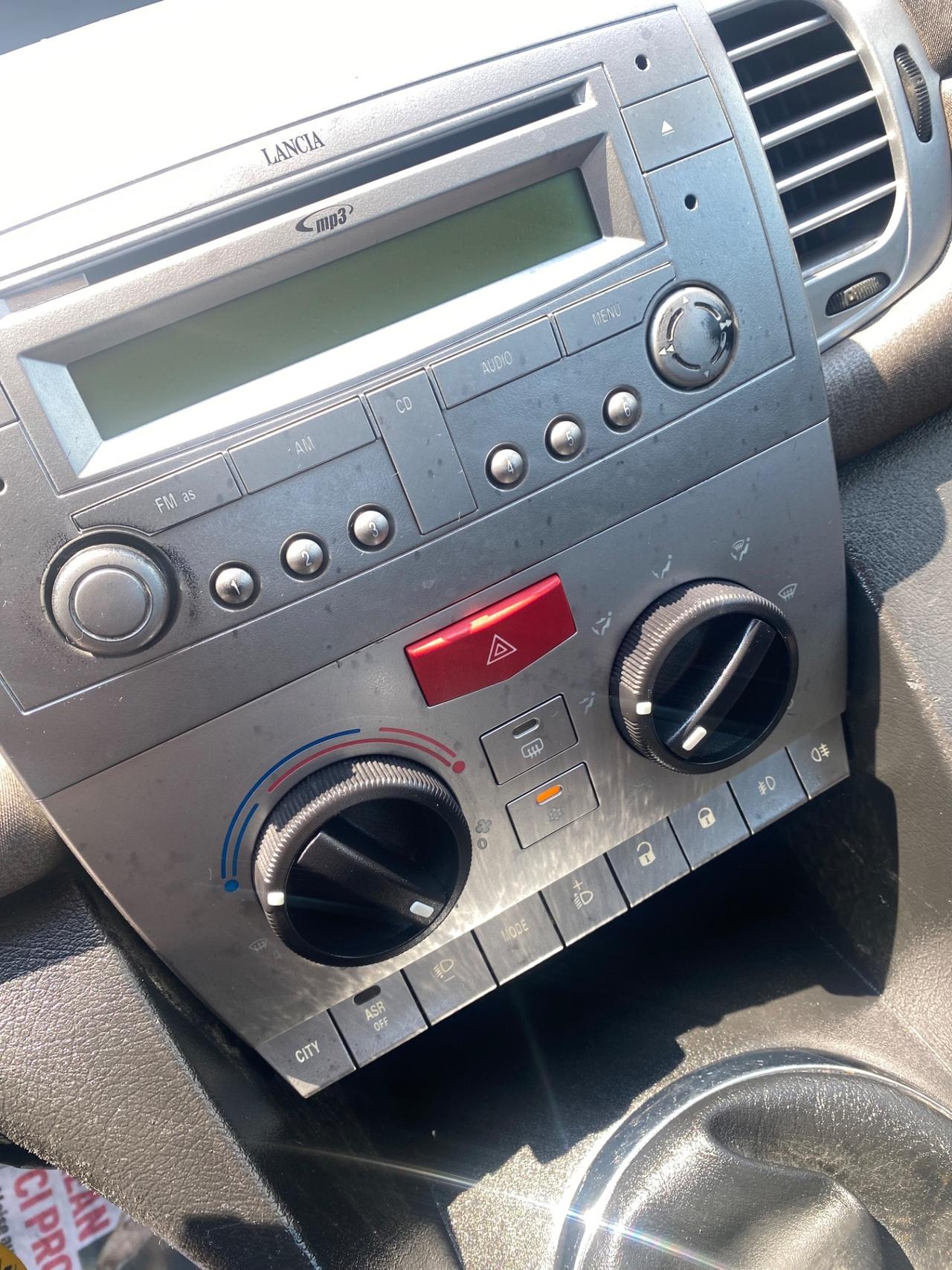 Lancia Ypsilon 1.3 MJT 75 CV Argento