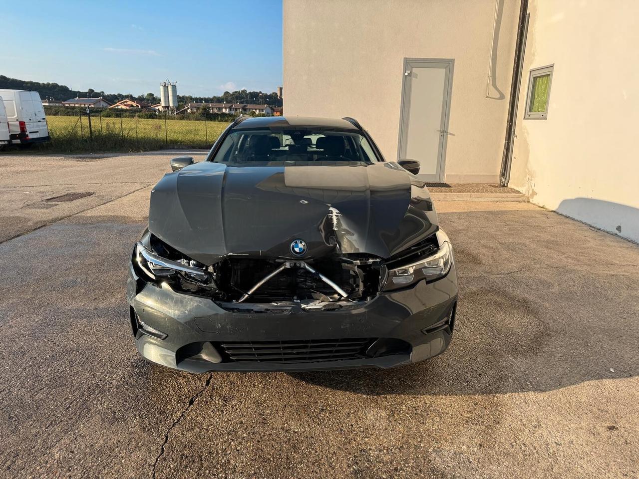 BMW 330 330e Touring auto INCIDENTATA