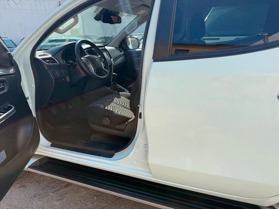 Mitsubishi L200 Cab VI 2019 Mitsubishi L200 d.cab 2.3d Diamond Pack 0 4wd 150cv