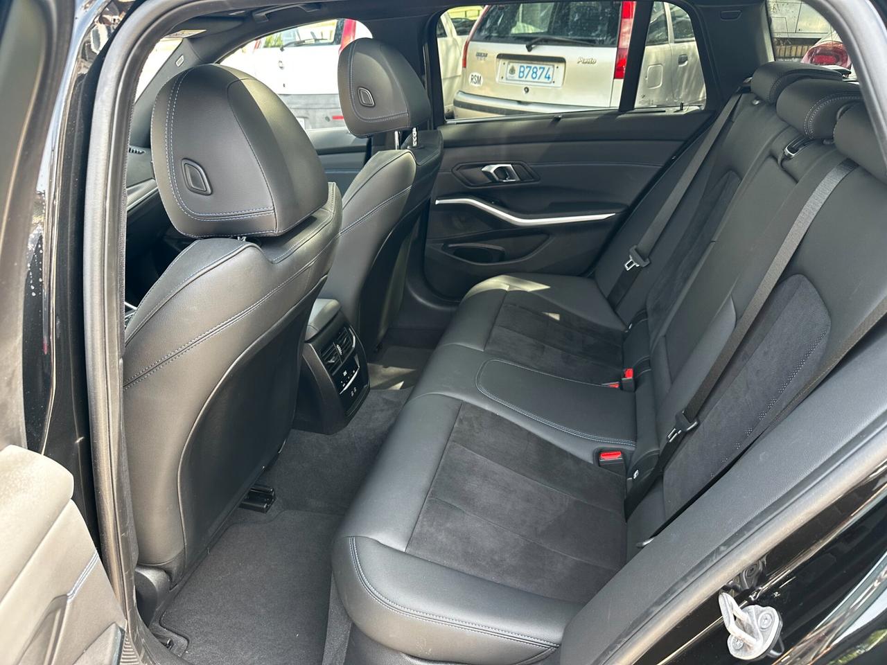 Bmw 318 d Touring M SPORT_PANORAMA_TOTAL BLACK_FARI oLED_HEAD-UP 320