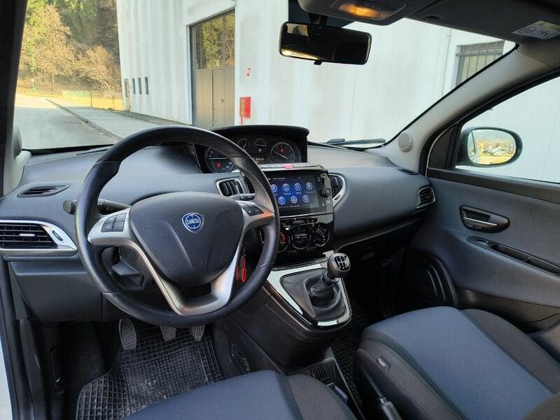 Lancia Ypsilon 0.9 silver hybrid