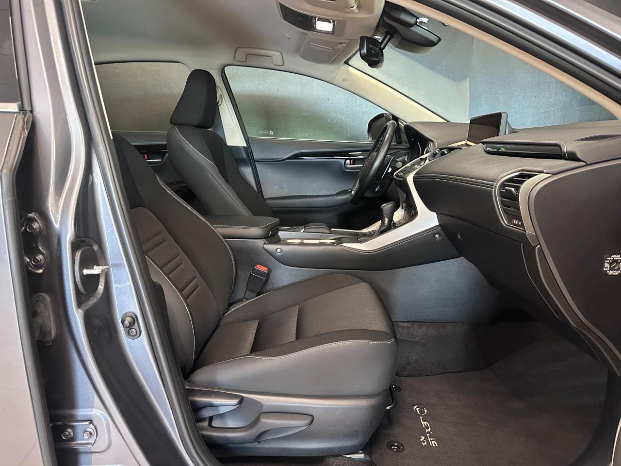 Lexus NX 300h 2.5 Business 2wd cvt