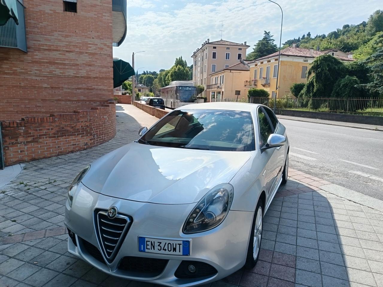 Alfa Romeo Giulietta 2.0 JTDm-2 140 CV Distinctive ok neo patente