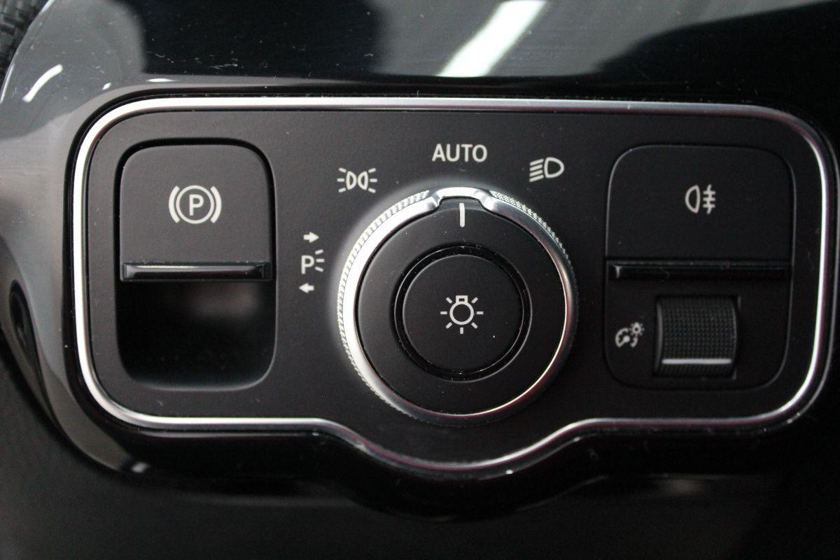 MERCEDES - Classe A - A 180 d Automatic Business Extra ( Schermi 10 pollici + Kit Luci + Cerchi Bruniti )