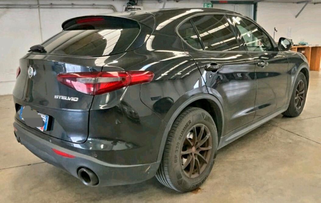 Alfa Romeo Stelvio 2.2 Turbodiesel 180 CV AT8 RWD Business
