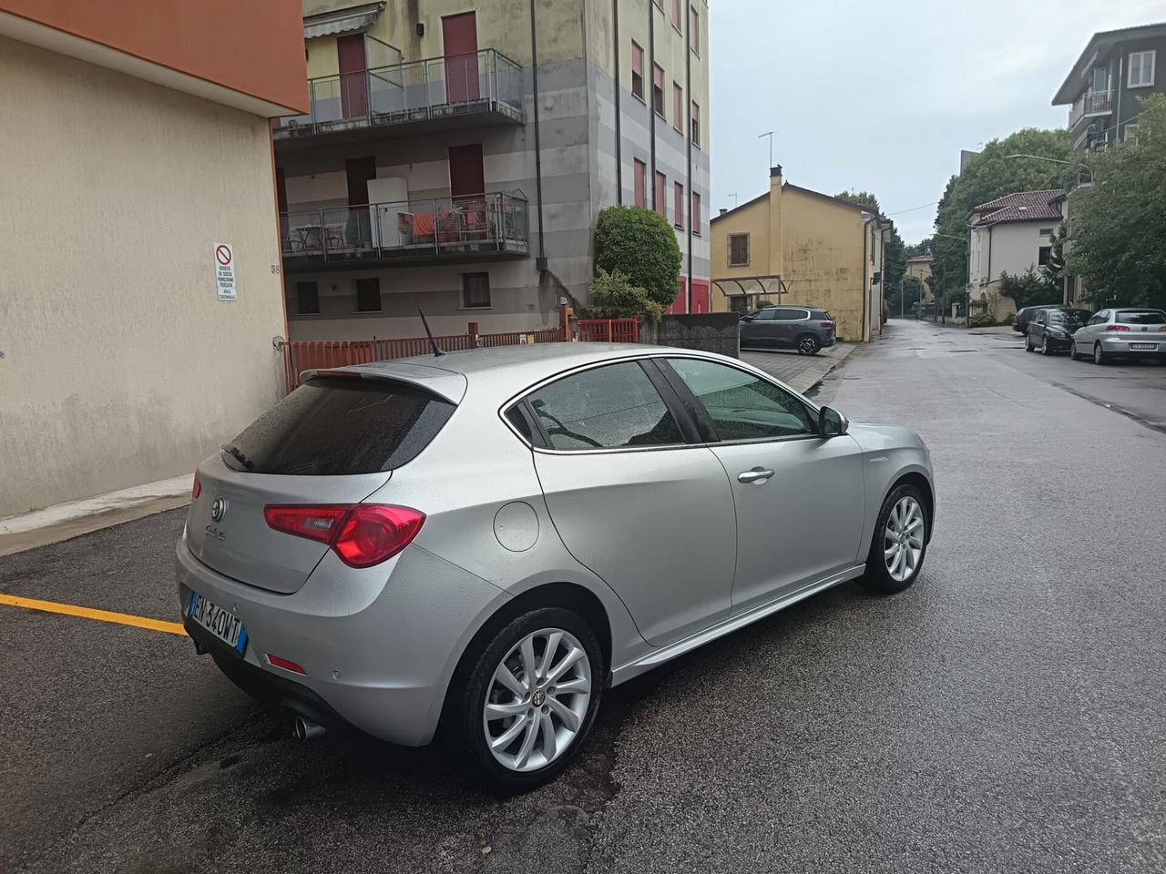 Alfa Giulietta 2.0 JTDm-2 140 CV Distinctive ok neo patente