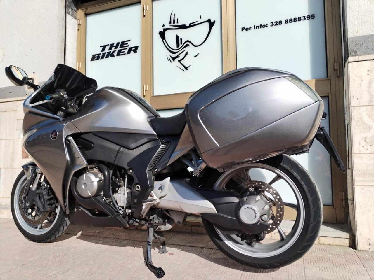 Honda VFR 1200 F V4 173 CV granturismo