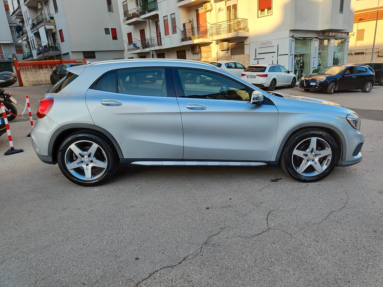 Mercedes-benz GLA 180 Sport AMG * Navi * Full * AMG * Garantita 12 Mesi