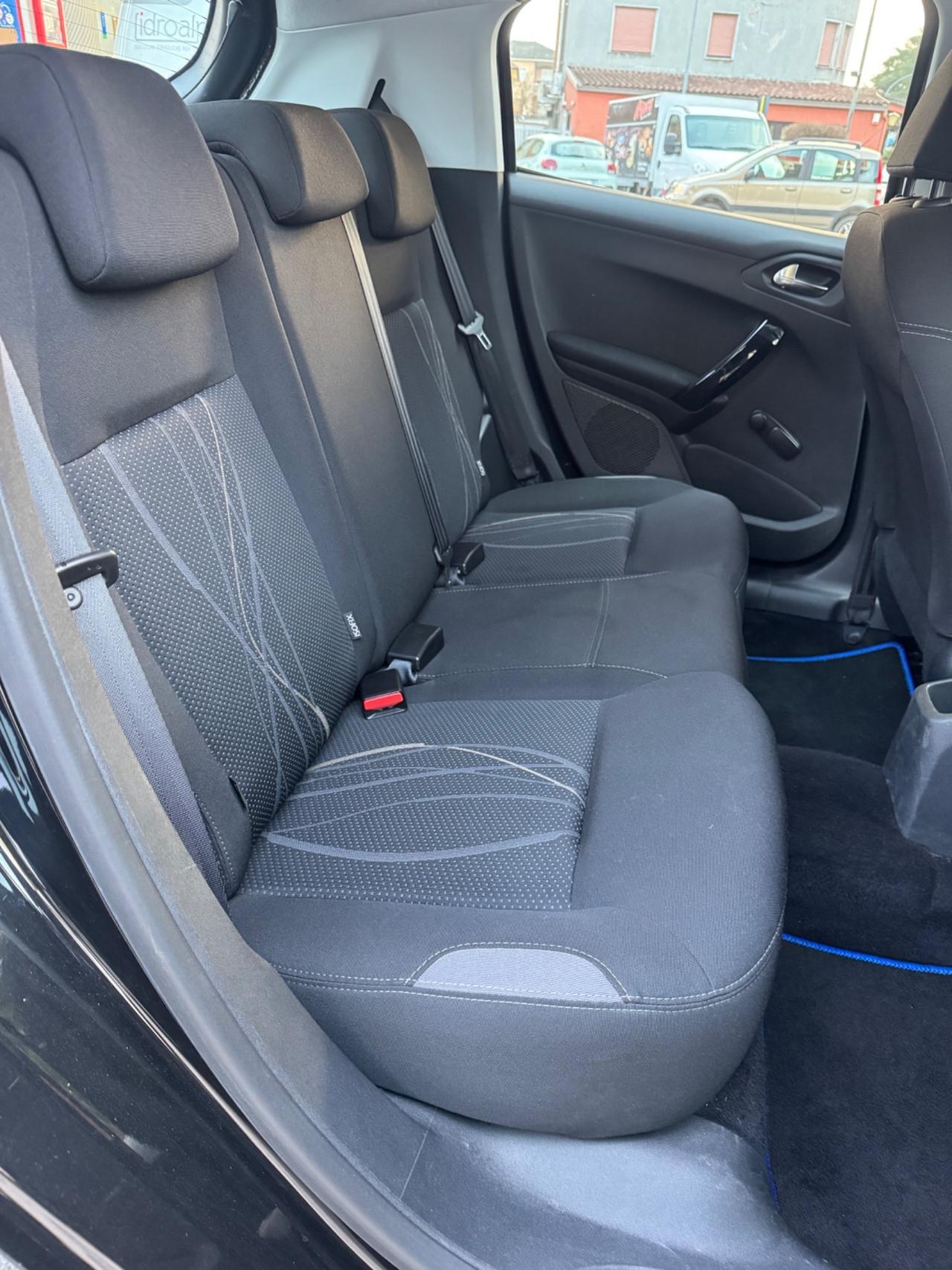 Peugeot 208 1.4 HDi 68 CV 5 porte Allure