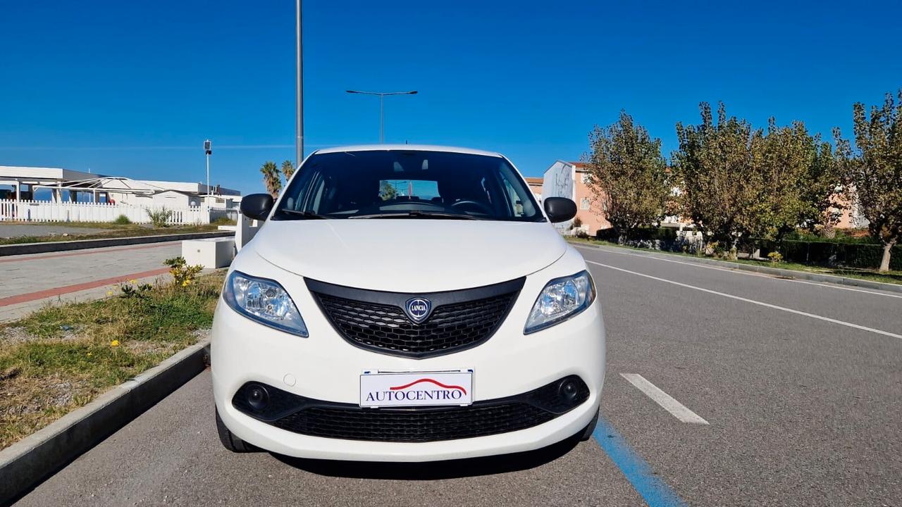 Lancia Ypsilon 1.0 FireFly 5 porte S&S Hybrid Ecochic Silver