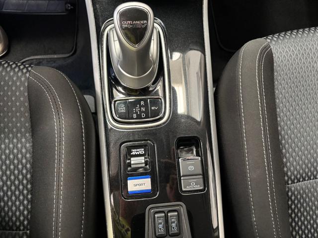 MITSUBISHI Outlander 2.4 MIVEC 4WD PHEV Instyle