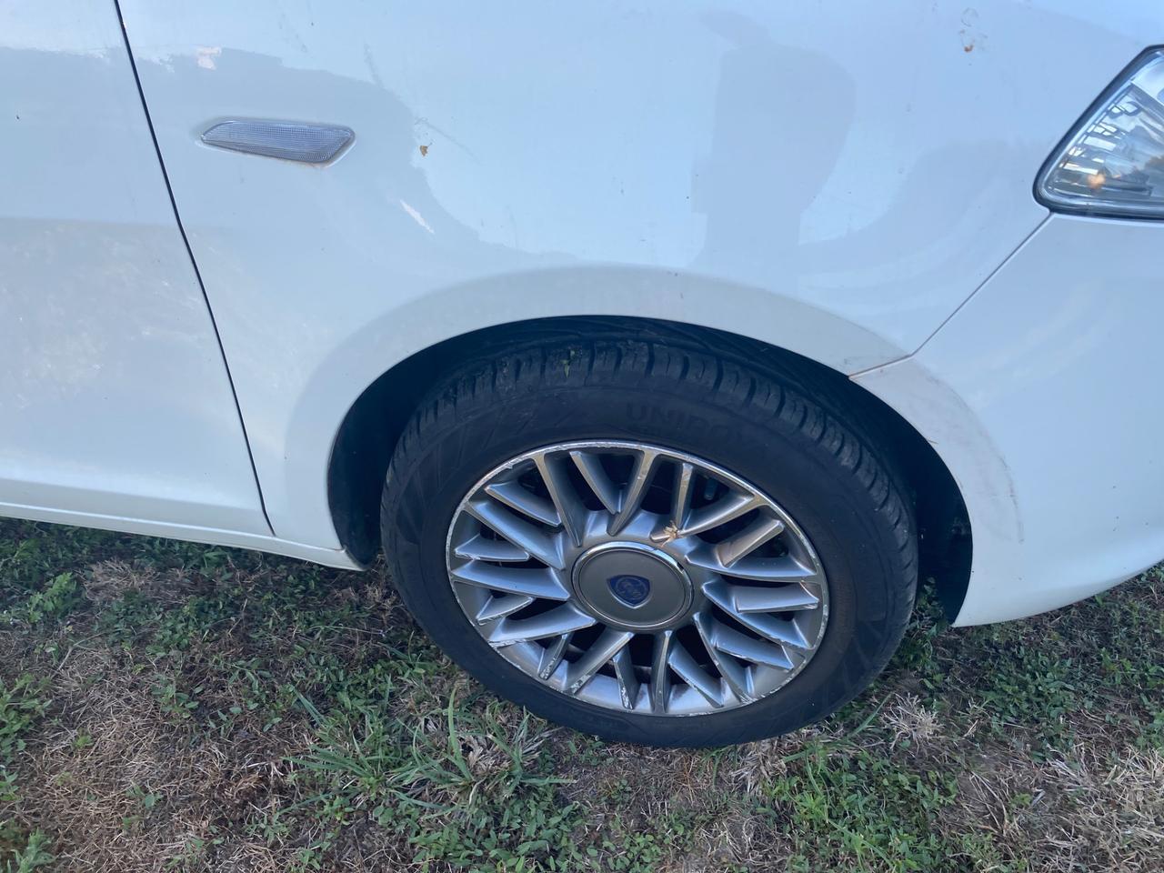 Lancia Ypsilon 1.2 69 CV 5 porte S&S Platinum ok neo patentati