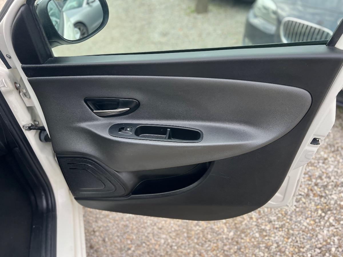 LANCIA - Ypsilon - 1.2 69 CV 5 porte Silver