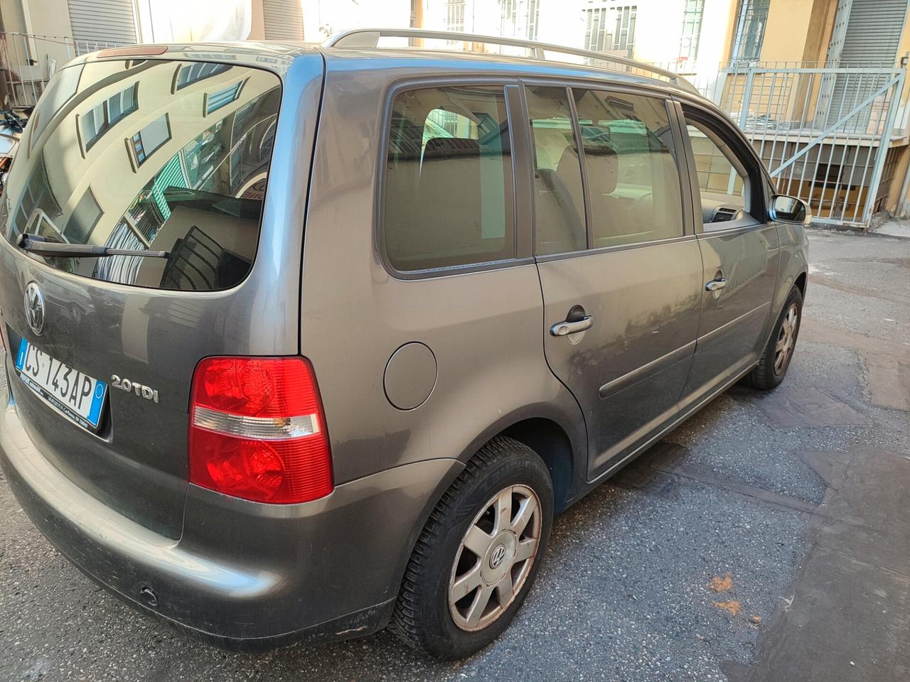 Volkswagen Touran 2.0 16V TDI DSG Highline