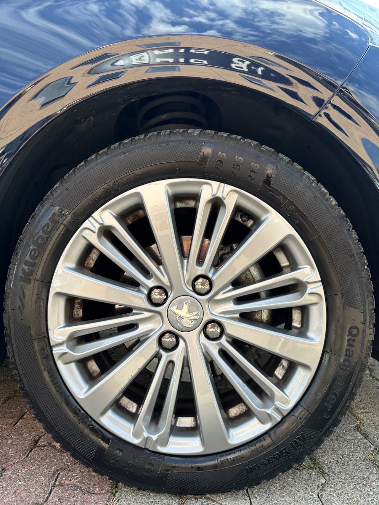Peugeot 208 PureTech 82 5 porte Allure
