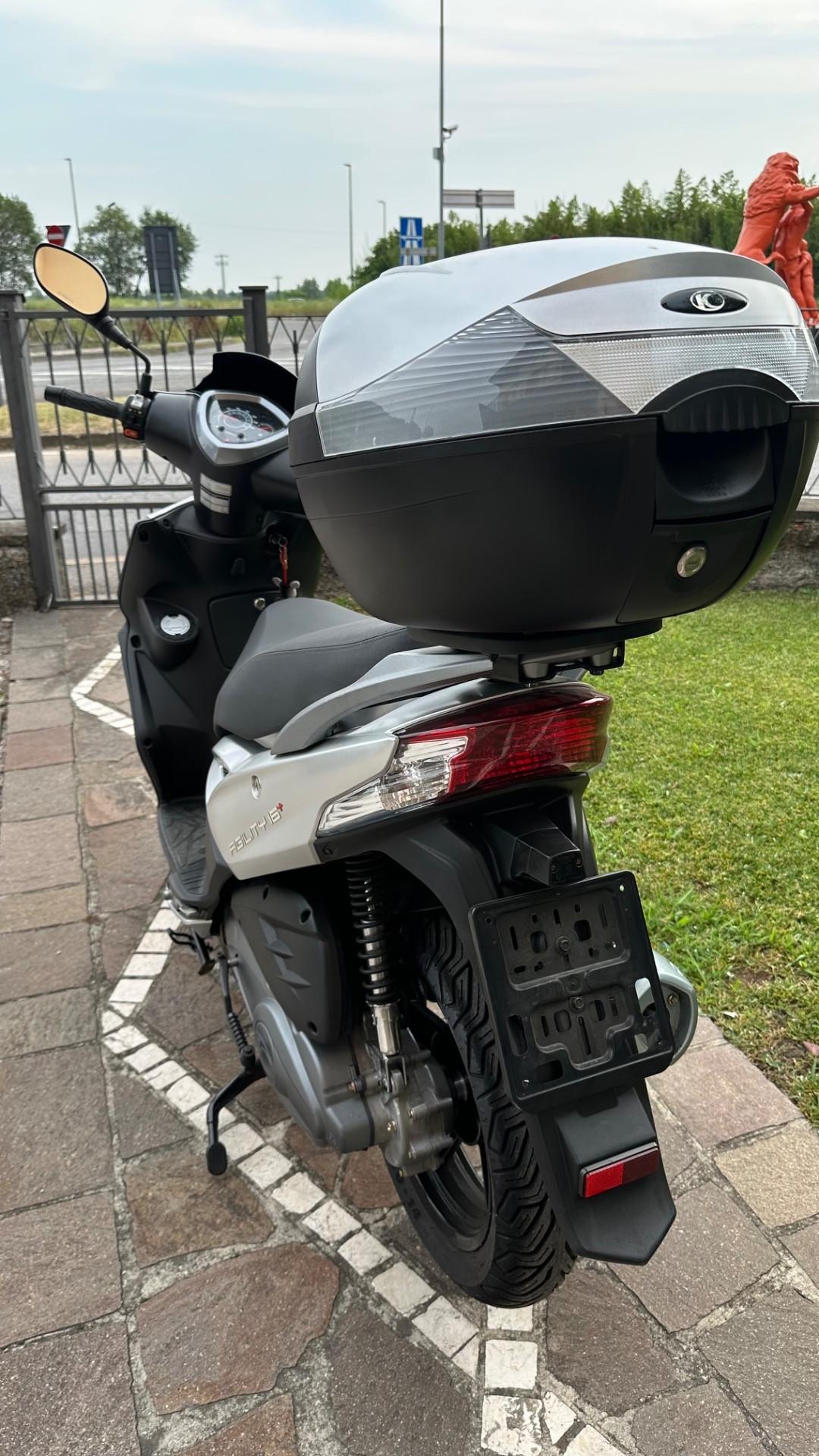 Kymco Agility 125 R 16 Plus Parabrezza e bauletto