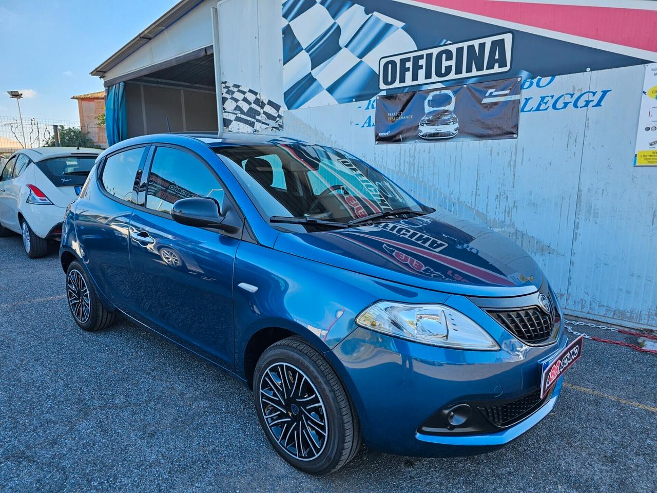 Lancia Ypsilon 2023 Noleggio BREVE termine